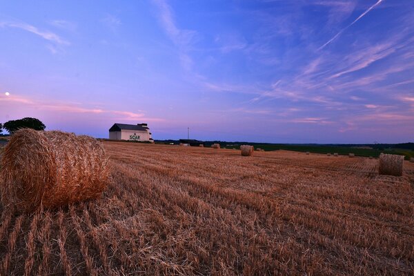 Heuhaufen auf Sonnenuntergang Hintergrund