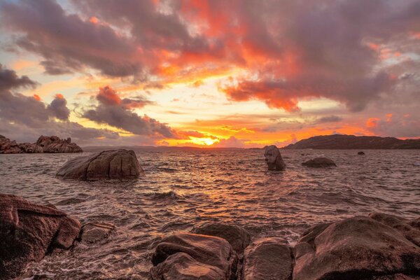 Encuentro del amanecer entre piedras y rocas