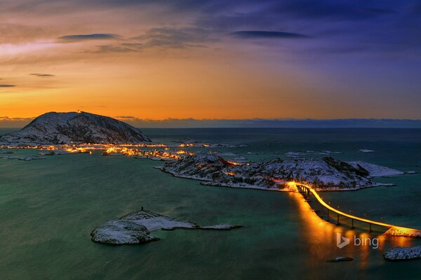 Ponte in Norvegia al tramonto enorme