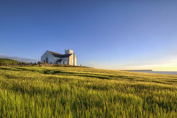 Iglesia parroquial en medio de un campo en el océano Atlántico en Irlanda