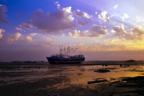 Nave incagliata tra le nuvole del tramonto