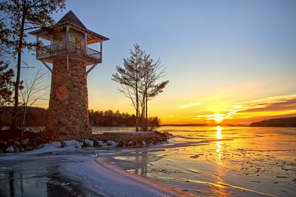 Mirador al atardecer junto al lago