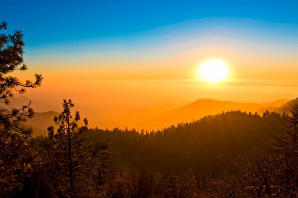 Sonnenuntergang auf dem Hintergrund der schönen Berge