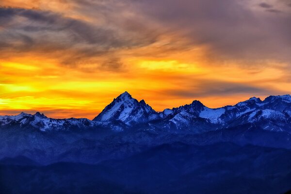 Montañas en medio de una ardiente puesta de sol