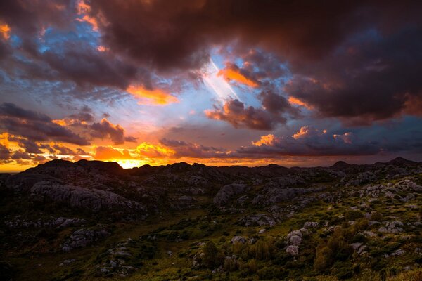 Molti massi all alba in montagna