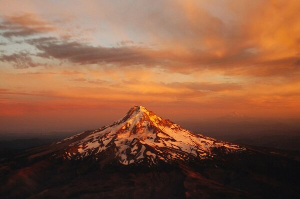 La cima del volcán Mount Hood en Oregon