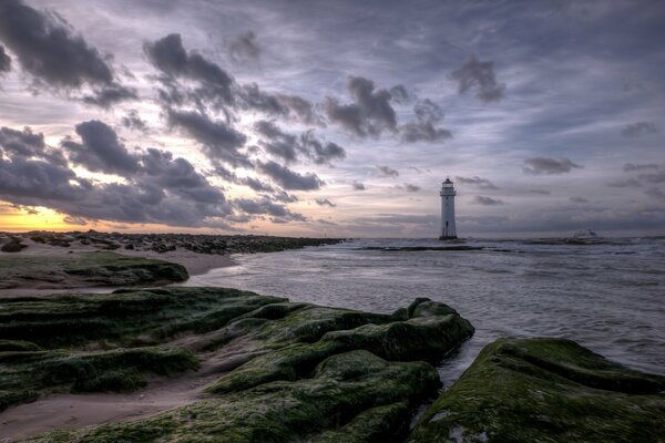 Faro solitario en el mar