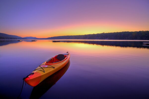 Kayak al amanecer en un río Tranquilo