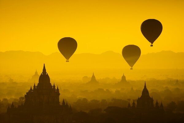 Balony we mgle przelatują nad zaginionym miastem