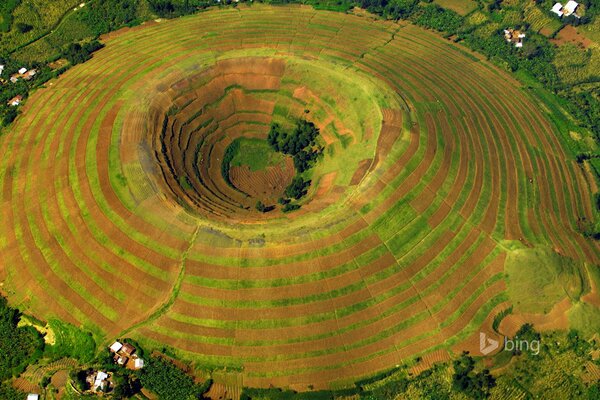 Häuser um einen ungewöhnlichen Vulkan in Uganda