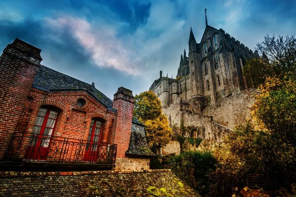 El castillo de Mont Saint-Michel y el cielo en Francia