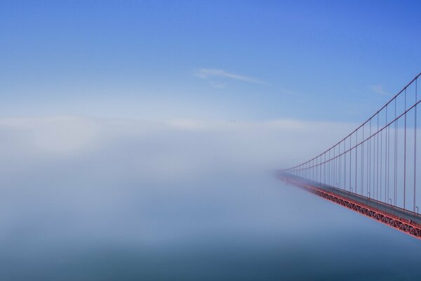 Fuerte niebla en el puente a ninguna parte