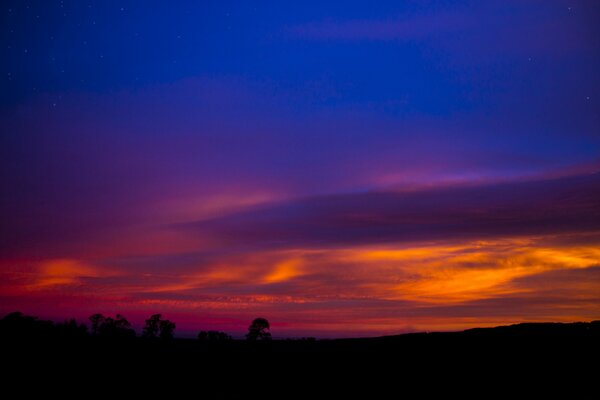 Bellissimo cielo blu e rosso del tramonto