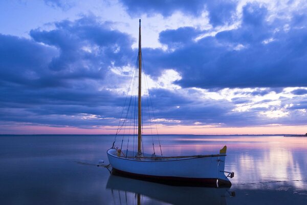 Coucher de soleil du soir. Bateau en mer