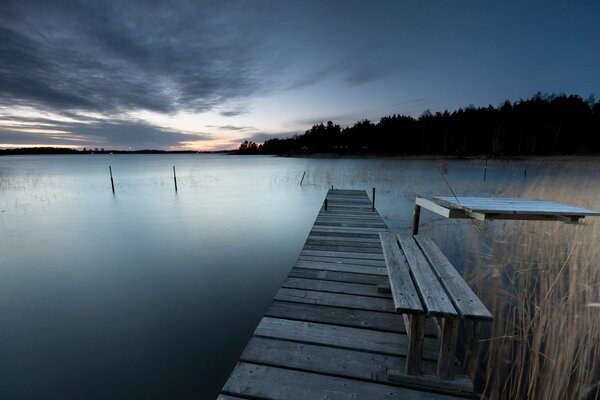 Eine Ladenbrücke über einen See in Schweden