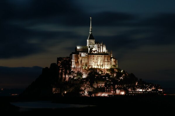 El castillo del Mont Saint-Michel en la iluminación nocturna