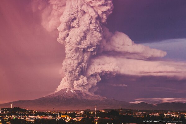 Erupción de volcán activo en Chile