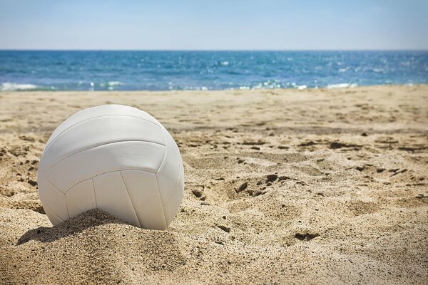 Voleibol blanco en la arena