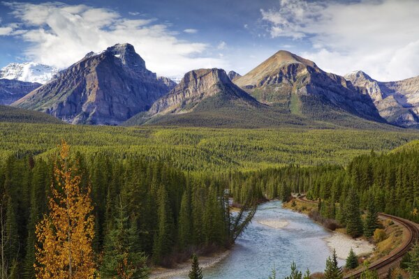 Parco Nazionale di Banff in autunno, strada e foresta