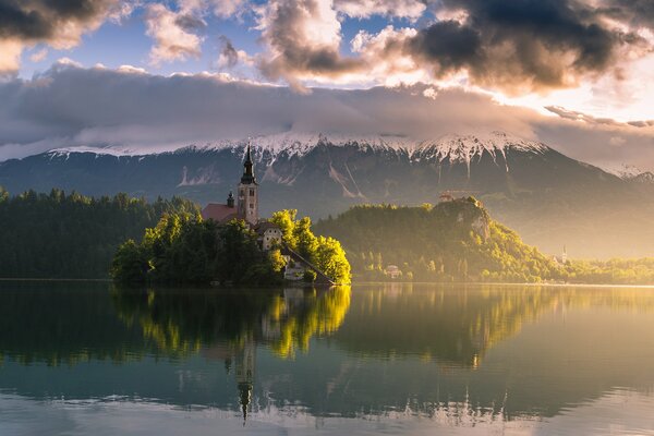 Slovénie, sur le lac Bled, des montagnes, des nuages sont visibles