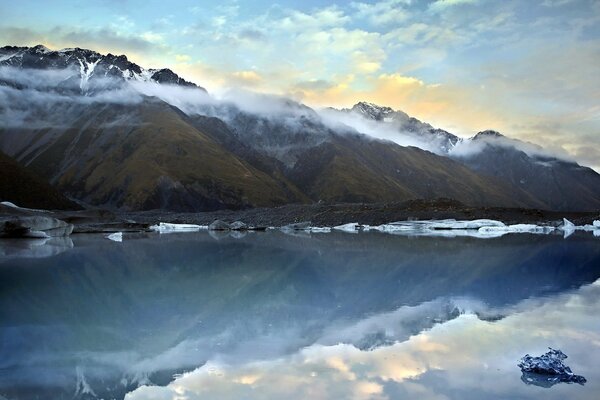 The mountains on Lake Tasman are so similar to icebergs