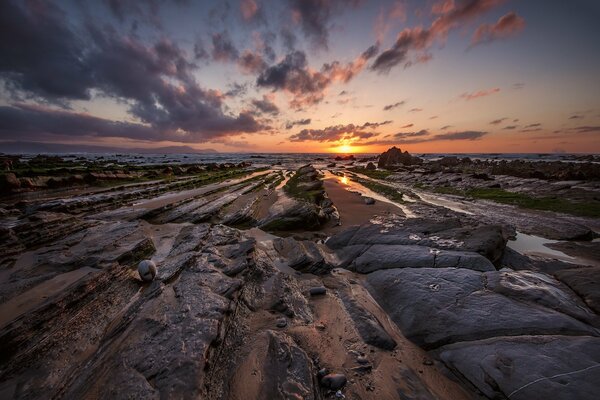 Sonnenuntergang am Strand von Barrica in Spanien