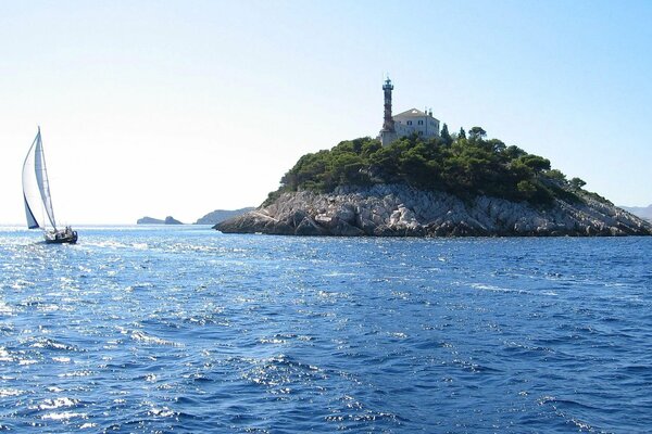 Vela solitaria nel mare blu