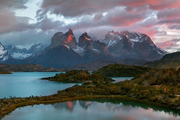 Beau coucher de soleil près de la rivière dans les montagnes