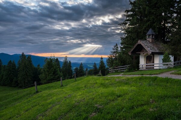 Petite chapelle près des montagnes avec forêt