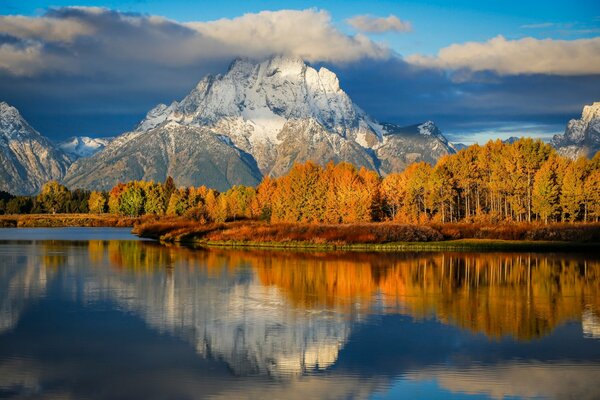 Paisaje de otoño del parque nacional Grand Titan