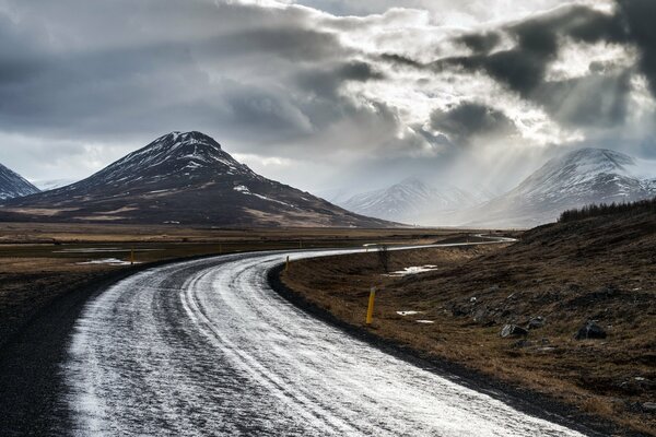 Paisaje de la carretera en las montañas nevadas