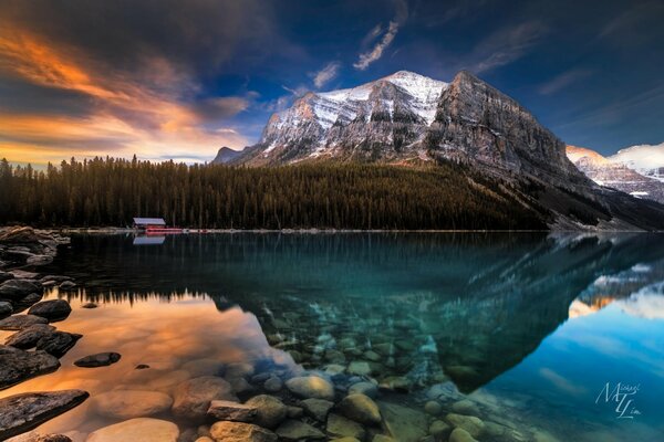 Lago Louise in Canada con vista sulle montagne