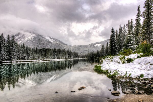 Lac enneigé en hiver au Canada