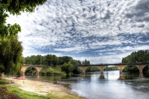 Brücke über den Fluss in Frankreich in Aquitanien