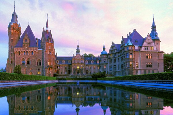 Castillo de moshnensky detrás del estanque. Hermoso Palacio