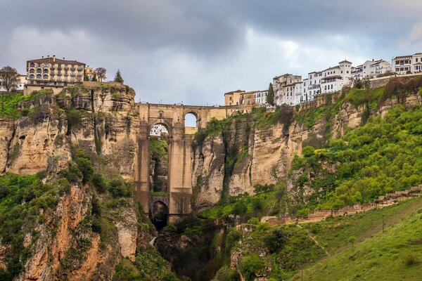 Klippen in Spanien Ronda am Himmelshintergrund