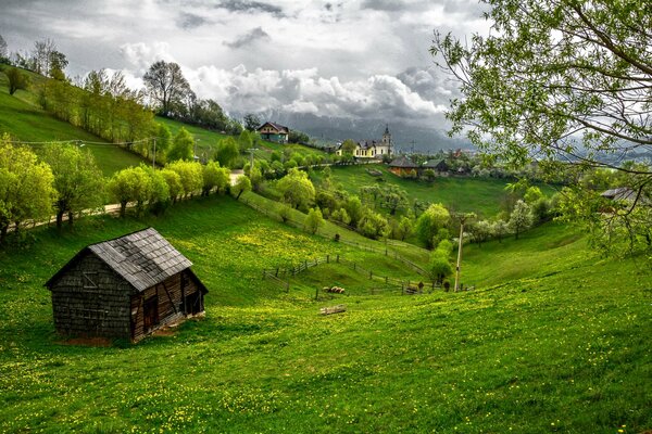 Kleines Haus in grüner Landschaft