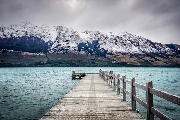 Berge vor dem Hintergrund der grauen Wolken in Neuseeland