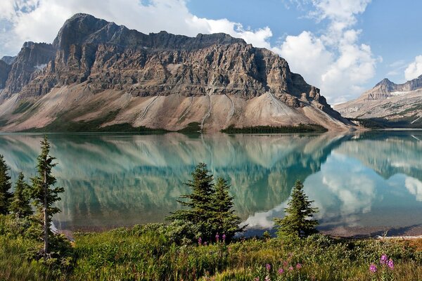 Natur am Bergsee in Kanada