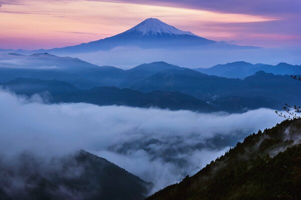 Aprilmorgen in Japan mit Blick auf den Berg