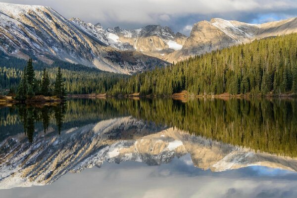 Die Landschaft der indischen Gipfel über dem See