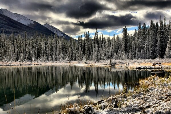 See- und Berglandschaft mit Reflexion