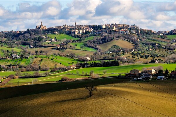 Paisajes italianos. Colinas y campos de Macerata