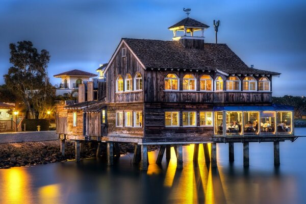 Haus am Meer mit vielen Fenstern