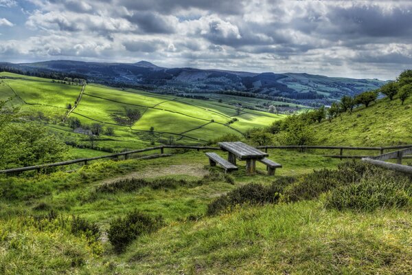 Vallée verte dans les montagnes. Bancs sur la colline