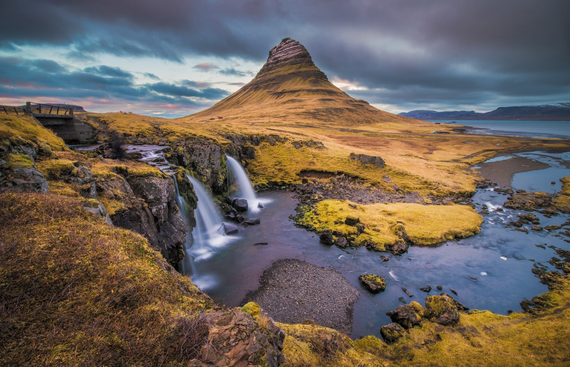 kirkjufell islandia niebo chmury góra wodospad morze rzeka most