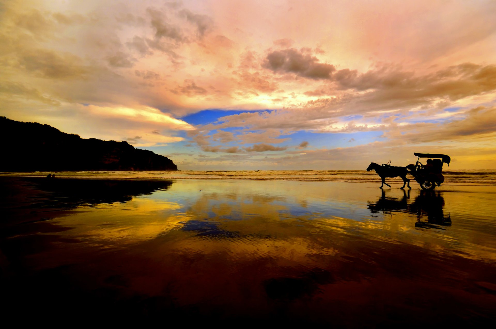 ciel nuages coucher de soleil mer montagnes cheval charrette silhouette réflexion