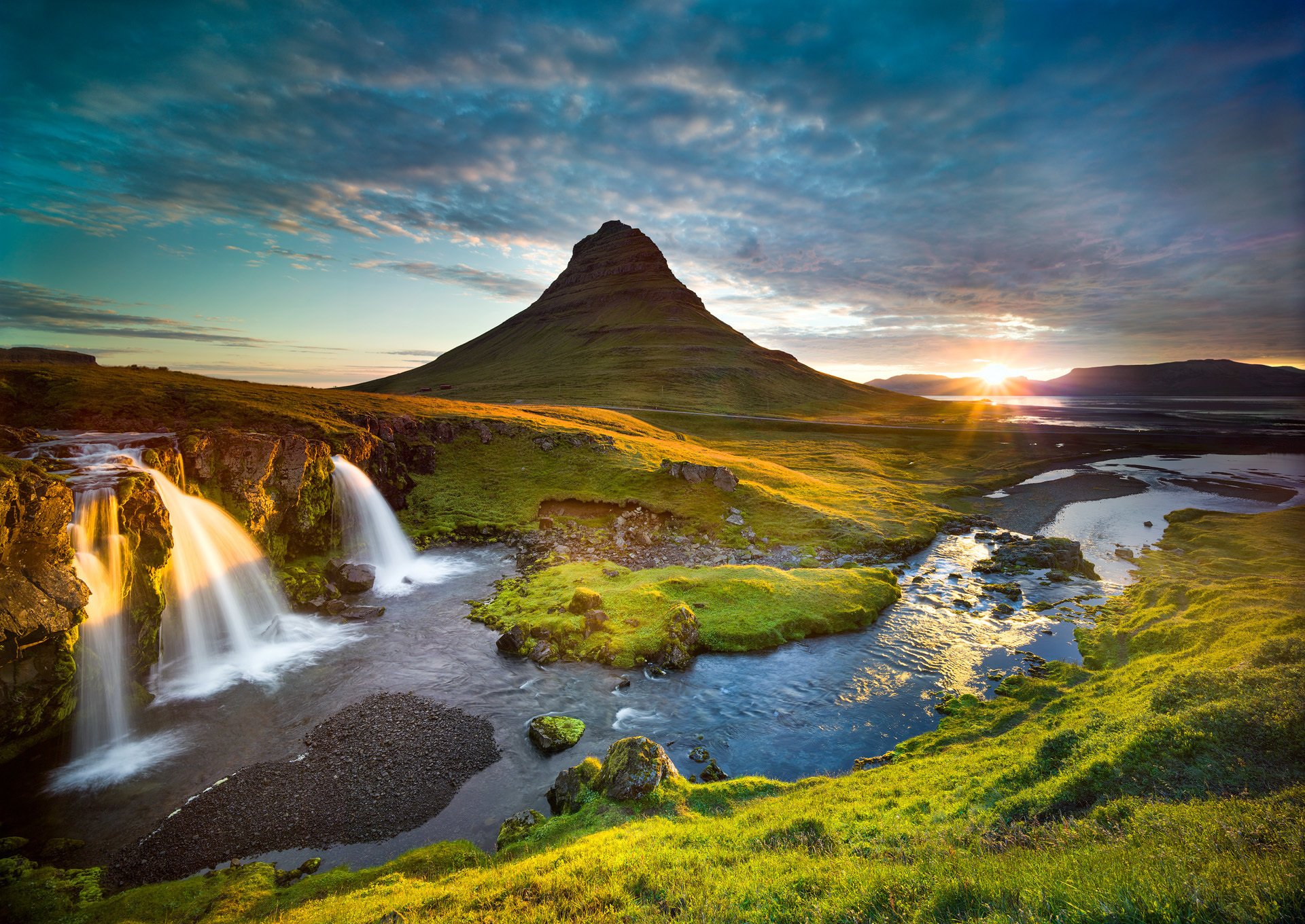 islanda grundarfjörður montagna kirkjufel fiume cascata mattina sole