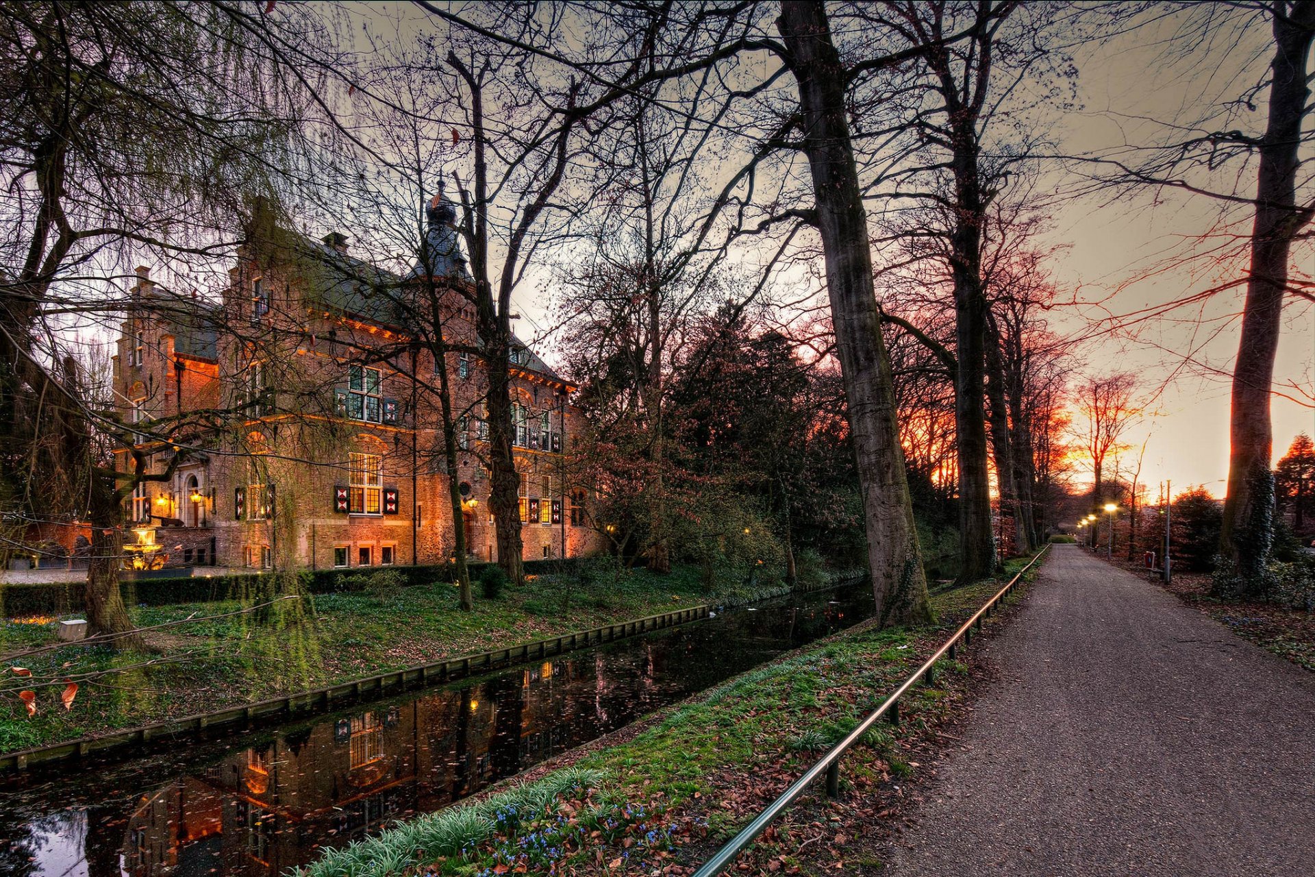 paesi bassi crabbehof castello strada canale alberi autunno sera crepuscolo luci