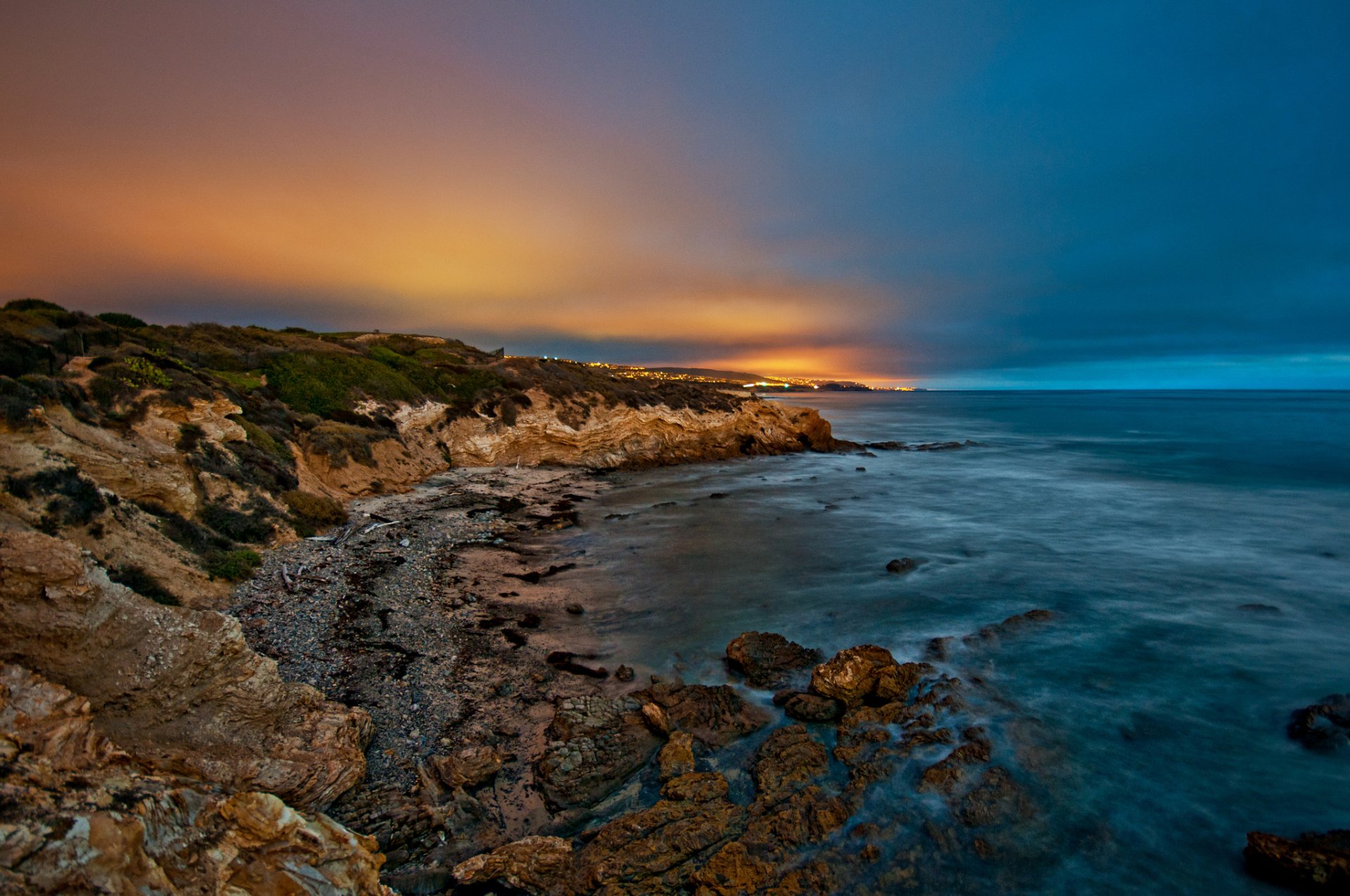 mar costa piedras tarde anochecer luces puesta de sol